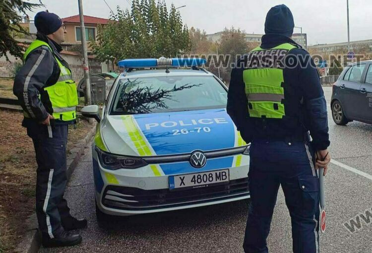 Мъже изхвърлиха марихуана от кола при полицейска гонка в Хасково