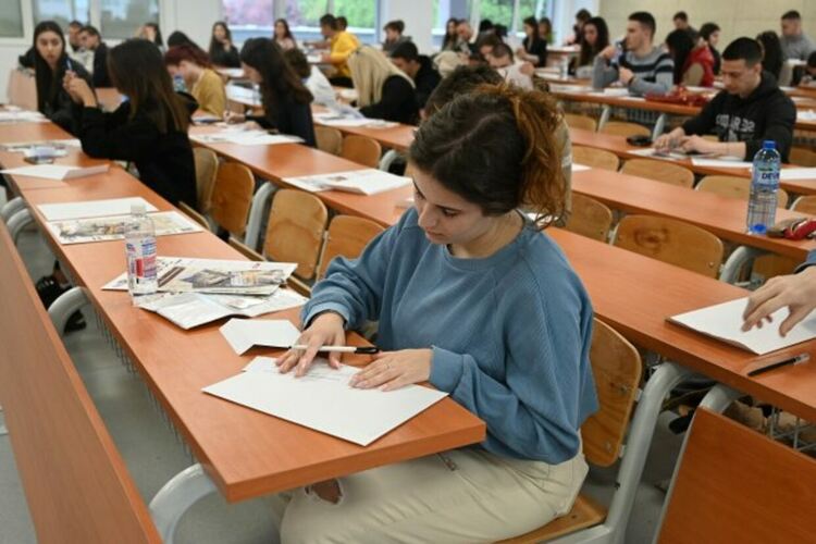 Министърът обеща сваляне на драстично скочилите такси за платено висше образование