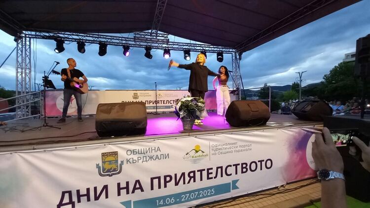 В Дните на приятелството: Тони Димитрова и артистите от Музикалния театър докоснаха сърцата на хиляди кърджалийци с песните си