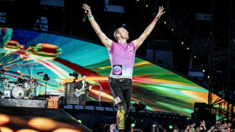 Изневеряващият директор от концерта на Coldplay подаде оставка