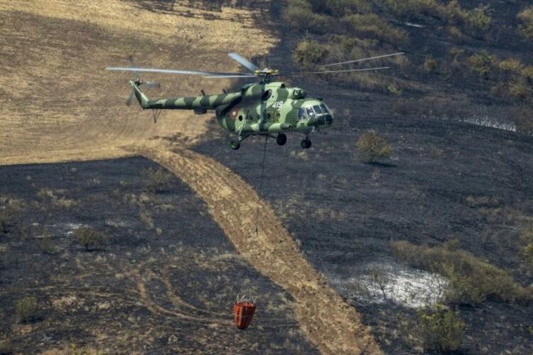 Управляващите се разбързаха за купуване на хеликоптери за гасене на пожари