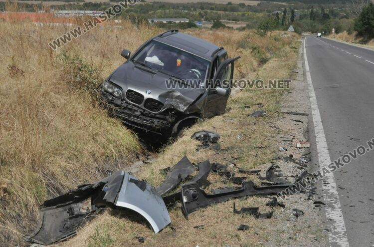 БМВ удари камион отзад, блъснаха 84-годишен пешеходец