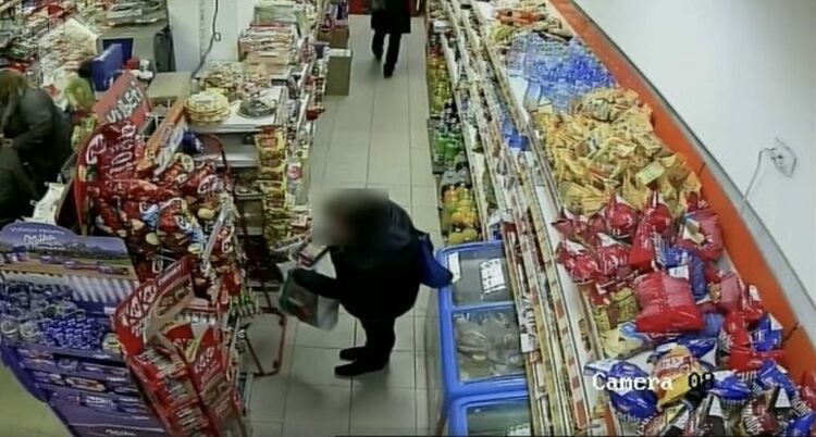 Задържаха петима, хранили се директно от щандовете в хипермаркет 