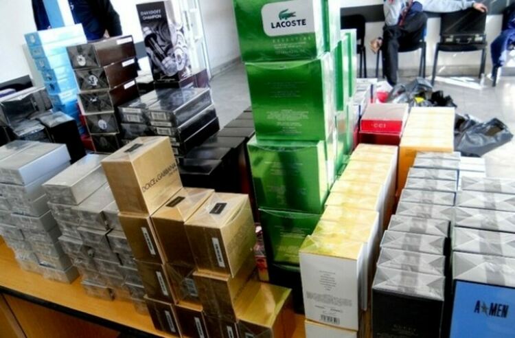 Двама са задържани за близо 6000 парфюма менте, открити в склад в Хасково