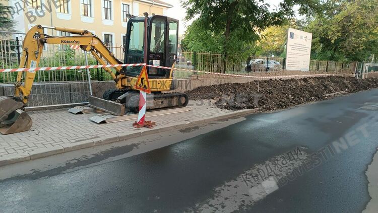 Разкопаха образцов тротоар в центъра на Кърджали, заради авария на кабел на ЕВН