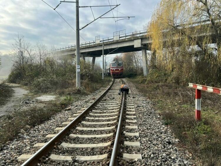 Пътнически влак дерайлира край Стара Загора