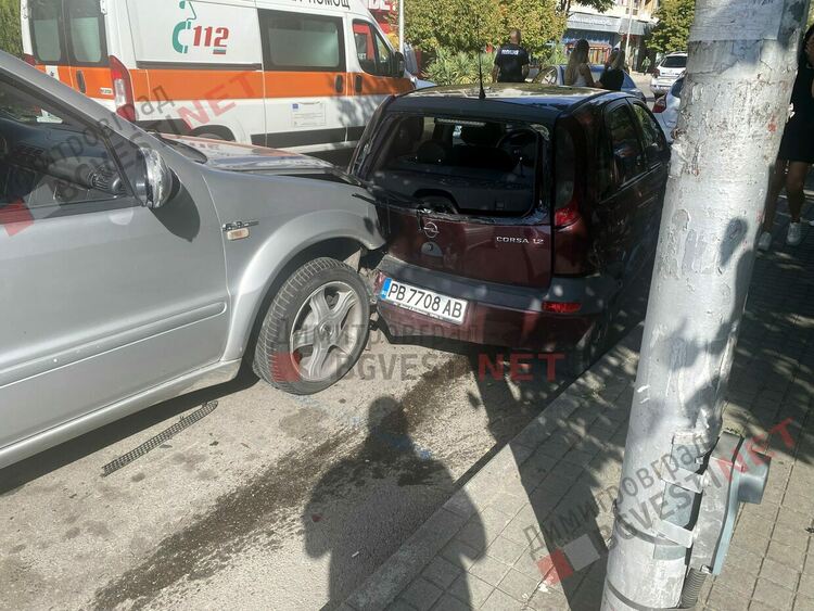 Джип помете 4 автомобила в центъра на Димитровград