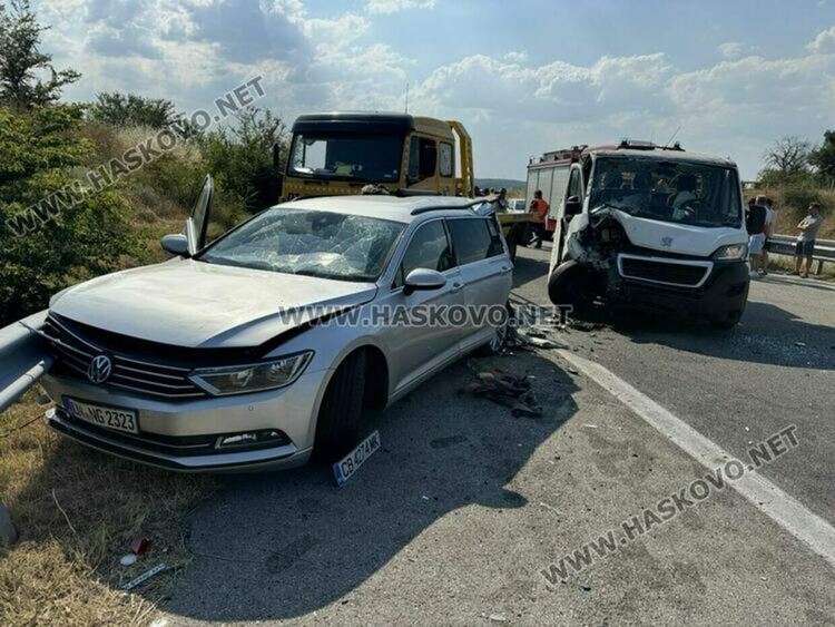  Водач и пътник са в болница след катастрофа между камион и кола