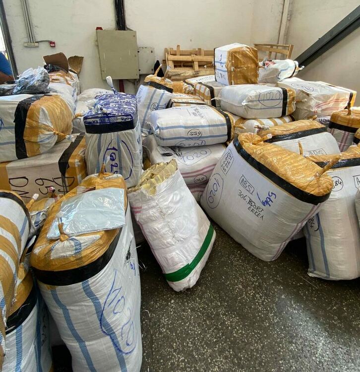 Над 40 000 „маркови“ стоки са задържани в два товарни автомобила