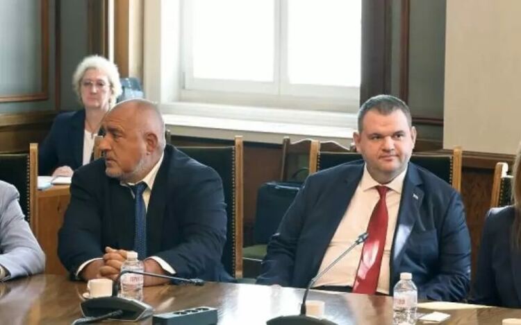 Пеевски се катери към властта на гърба на Борисов