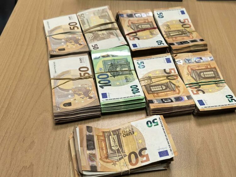 Откриха валута за близо 160 000 евро в два камиона