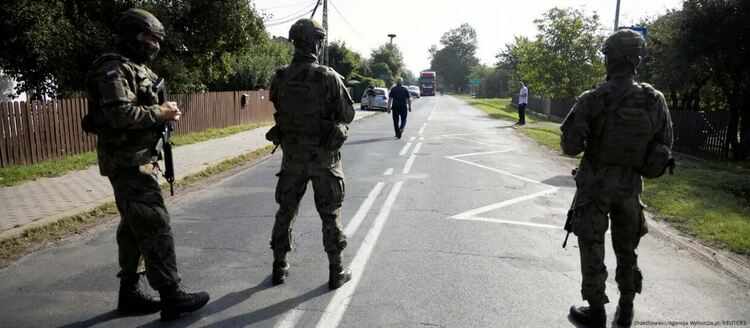 Наръчници, раници, оръжия: в Полша се готвят за най-лошото