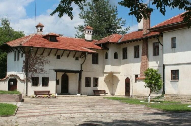 Сакскобургготски продаде къщата си в село Баня на Георги Самуилов
