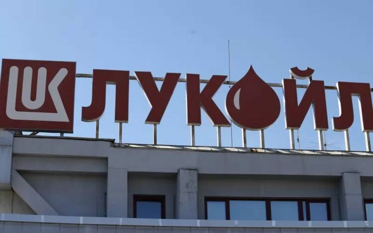 Управляващите спешно се заеха със закона за купувача на „Лукойл“