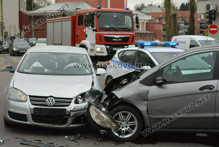 Двама пострадаха при катастрофа до Зеленчуковия пазар в Хасково