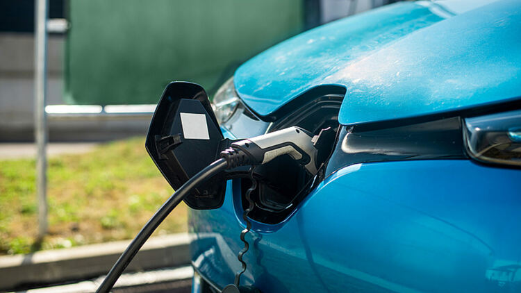 Plug-in хибридите замърсяват 5 пъти повече и струват по-скъпо от очакваното