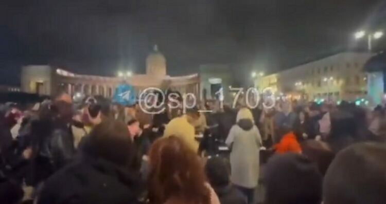 Стотици пяха забранени песни в Санкт Петербург за свалянето на Путин