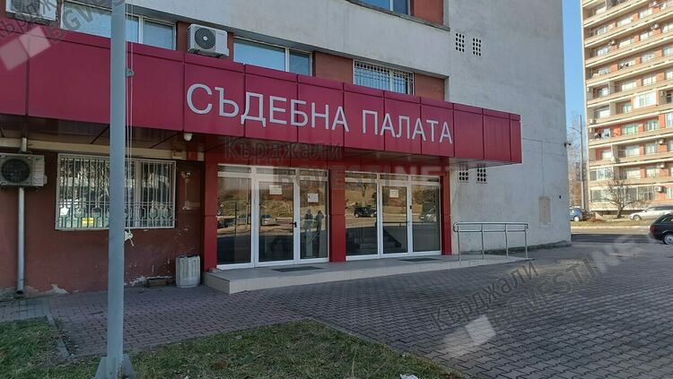 Майка на непълнолетен обори Полицията в съда,синът и не бил сам в кръчма посред нощ