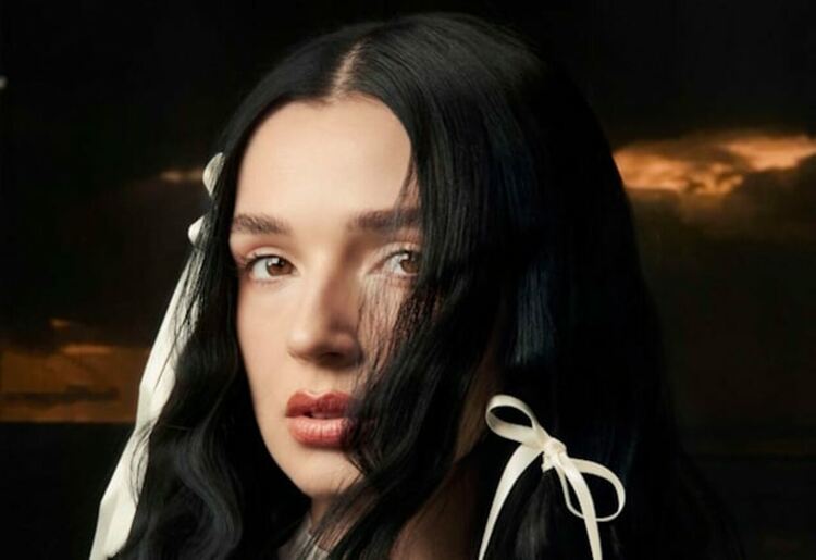 Poppy представи първата си самостоятелна песен за тази година „Unravel“