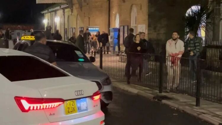 Касапница в британски влак: Хората панически са се криели в тоалетните 