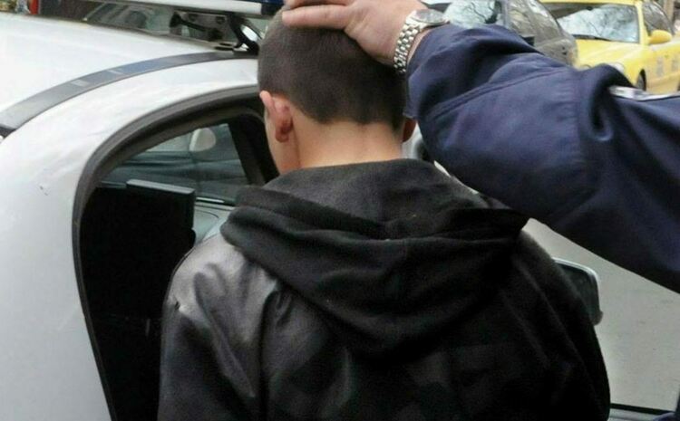 Задържаха двама 18-годишни за кражби, влизали в магазин цял месец и задигали стока за близо 20 000 лева