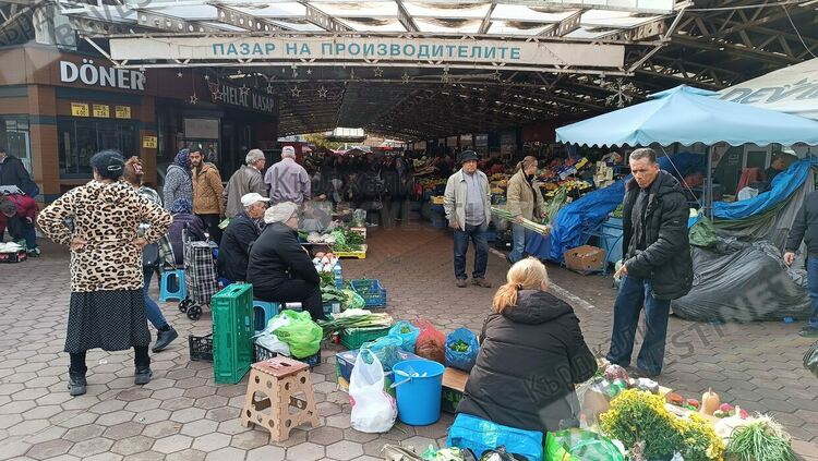 Истинските производители изкараха домашни консерви и сланина на Пазара на производителите в Кърджали, треперят за инспектори от БАБХ