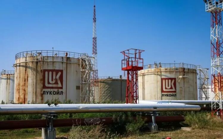 Премиерът спешно свиква министрите заради „Лукойл Нефтохим“