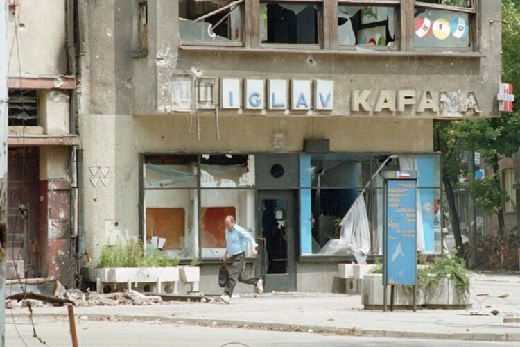 Разследват сафари за хора: „Туристи“ са си плащали, за да стрелят по жители на Сараево по време на босненската война