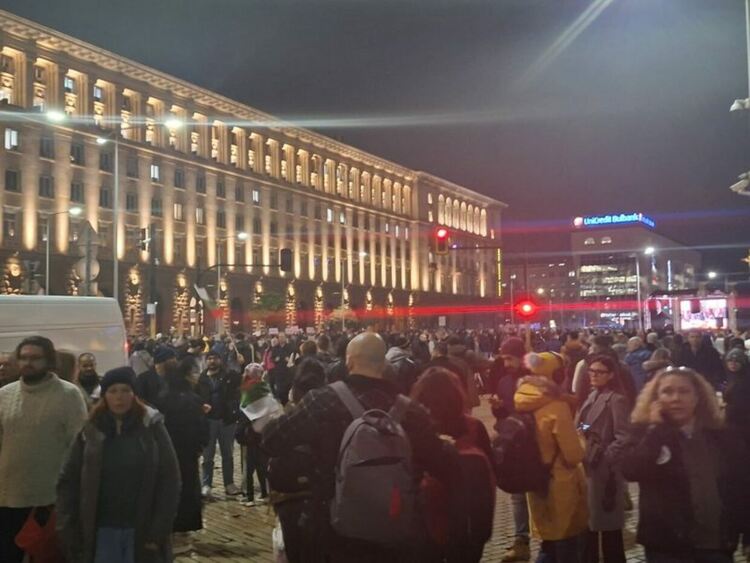 Хиляди излязоха на протест срещу спешното приемане на бюджета за догодина (Видео) (Снимки)