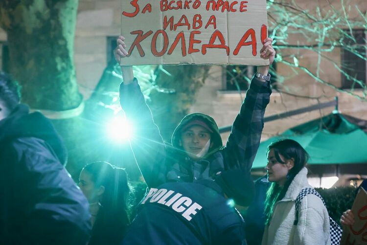 Хиляди прииждат на протест "Да спрем кражбите в бюджета" (НА ЖИВО)