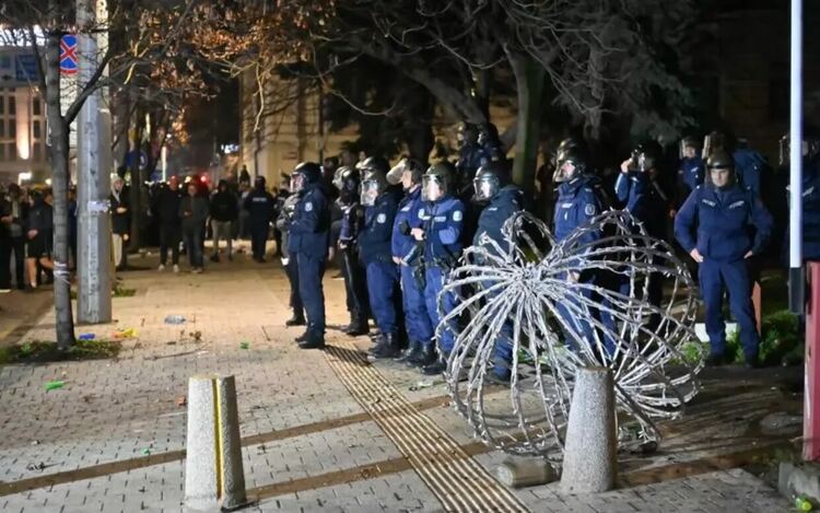5 неудобни въпроса за МВР и вандалите от протеста