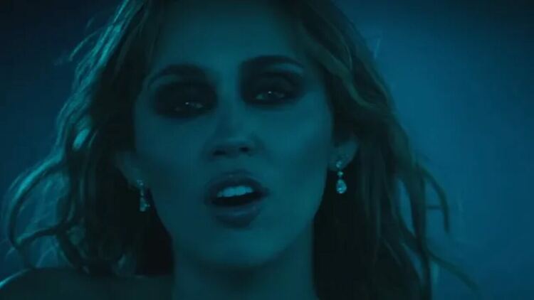 Miley Cyrus представи официалния музикален видеоклип към новата си песен