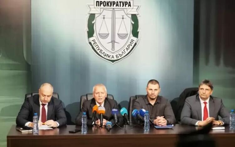 Трима от МВР са арестувани като част от ОПГ за палеж, подкупи и наркотици