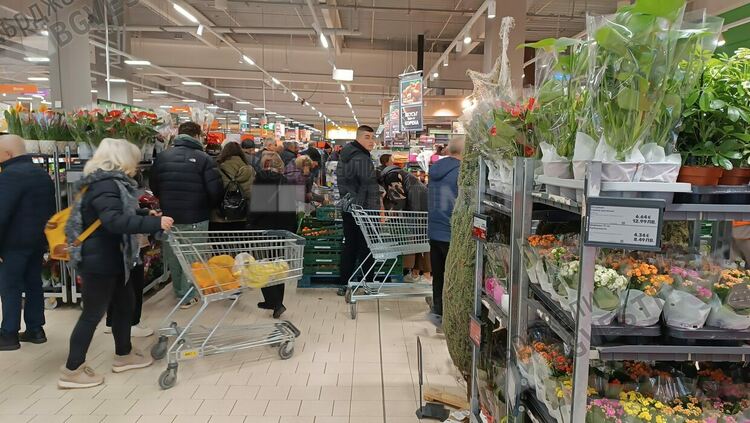 Започна голямото коледно пазаруване,разноезичие в Кауфланд