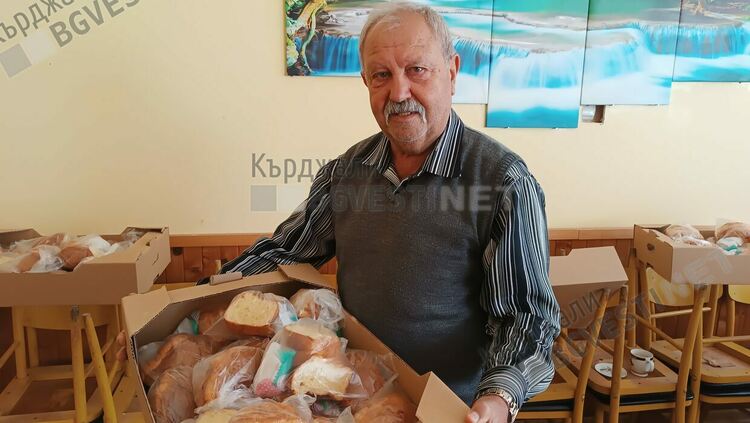 85 пенсионери християни и мюсюлмани сядат на Коледна трапеза в Кърджали