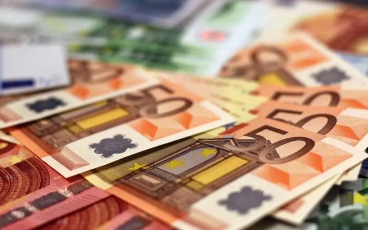 Заплатите вече са в евро без подписване на анекси към трудовите договори
