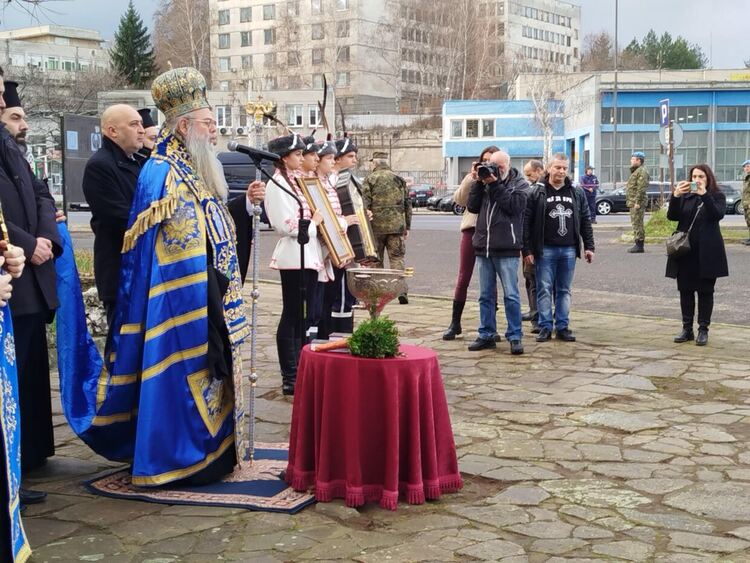 Пловдивският митрополит Николай освети воинските знамена в Кърджали