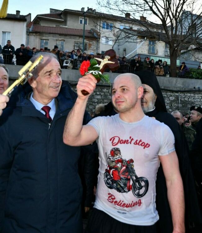 25-годишен асеновградчанин „спаси“ кръста в Асеновград