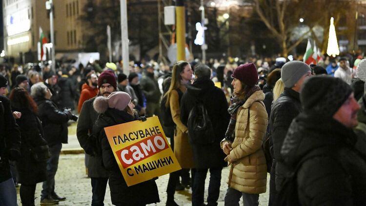 Протест "Няма да освините и тези избори" събра хиляди в центъра на София (На живо)