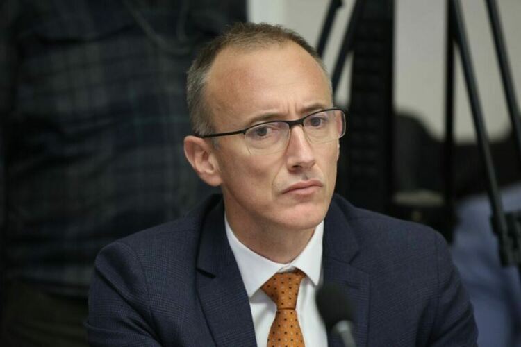 МОН: Няма да удължаваме междусрочната ваканция