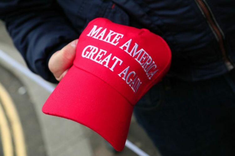 Американец обучaва врани да кълват шапките MAGA, веднага щом ги видят
