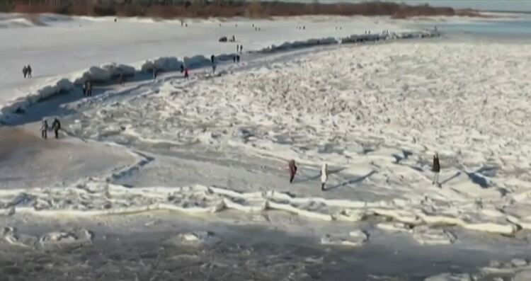 Балтийско море замръзна, стана пързалка. Невиждан студ в САЩ и Канада