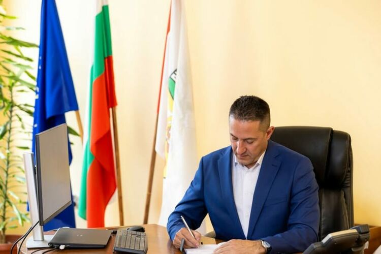 Кирил Стоев подписа Допълнително споразумение по проект „Топъл обяд в община Радомир“