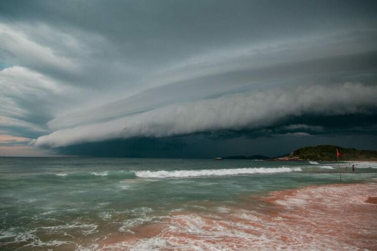 Буря нанесе щети на гръцкия остров Корфу, спрени са фериботи