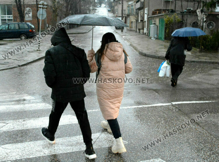 Облачно и дъждовно 