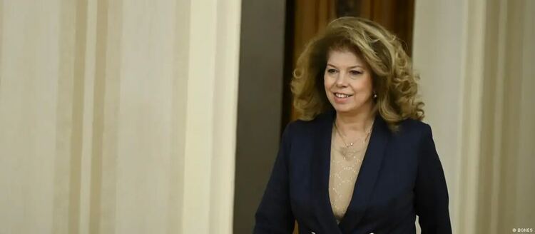 Йотова наложи вето върху орязването на секциите в чужбина