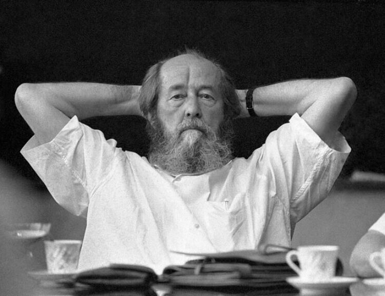 Солженицин ни предупреди: „Да не живеем в лъжа!“. Но ние обичаме да живеем в нея