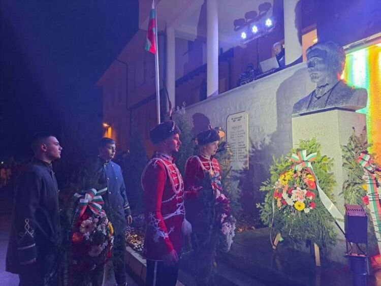 Смолян почита паметта на Левски с факелно шествие, митинг-заря и състезание „Лъвски скок“