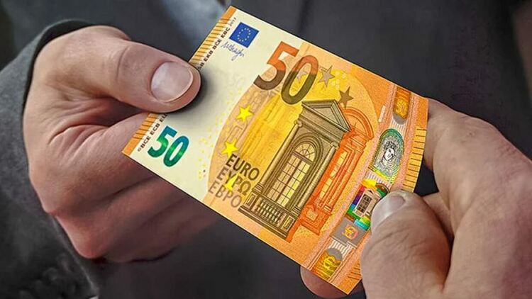 Мъж опита да плати с фалшиви 50 евро в хранителен магазин