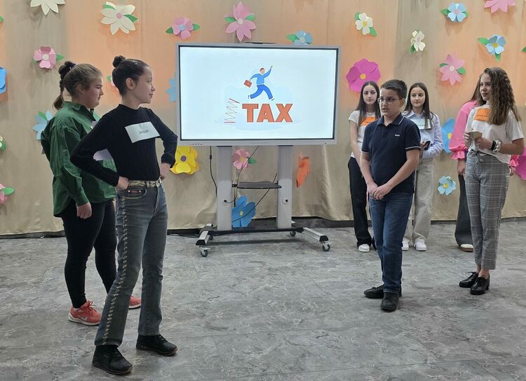 „Въртележка на парите“ учи йовковци на финансова грамотност чрез театър